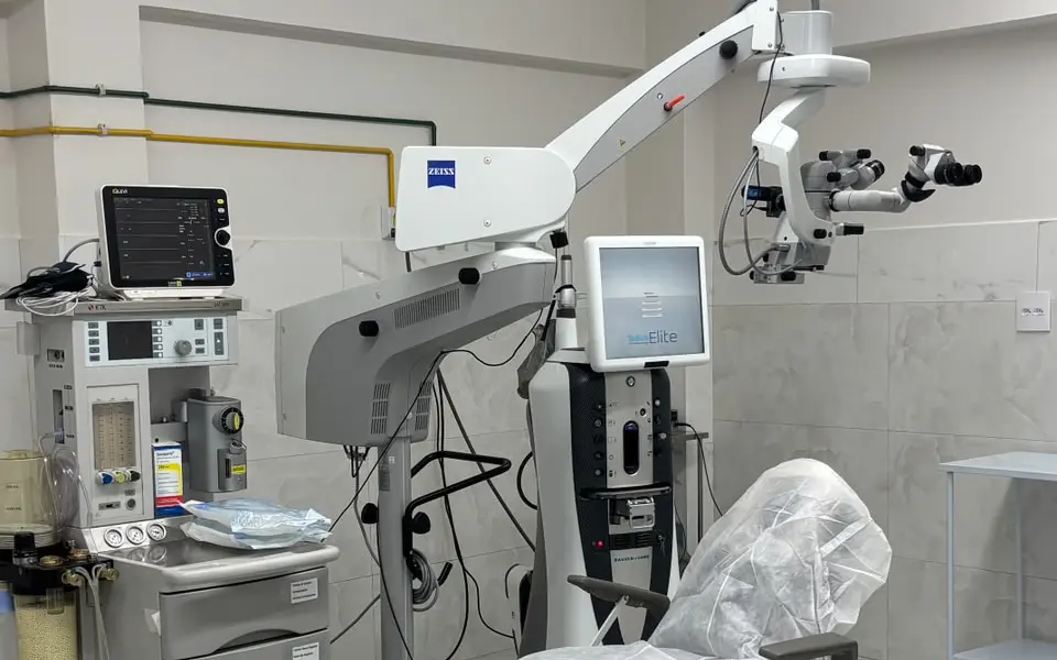 Sala do centro cirúrgico da Franca Visão com microscópio cirúrgico Zeiss, facoemulsificador e cadeira de cirurgia