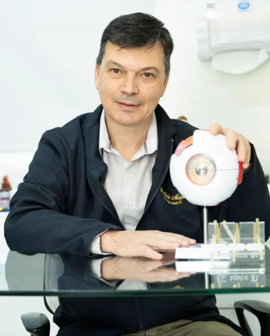 Dr. Mário Maglio Jr. apresentando um modelo anatômico do olho humano