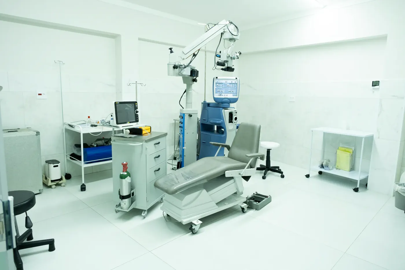 Centro cirúrgico da Franca Visão, com microscópio e equipamentos de microcirurgia