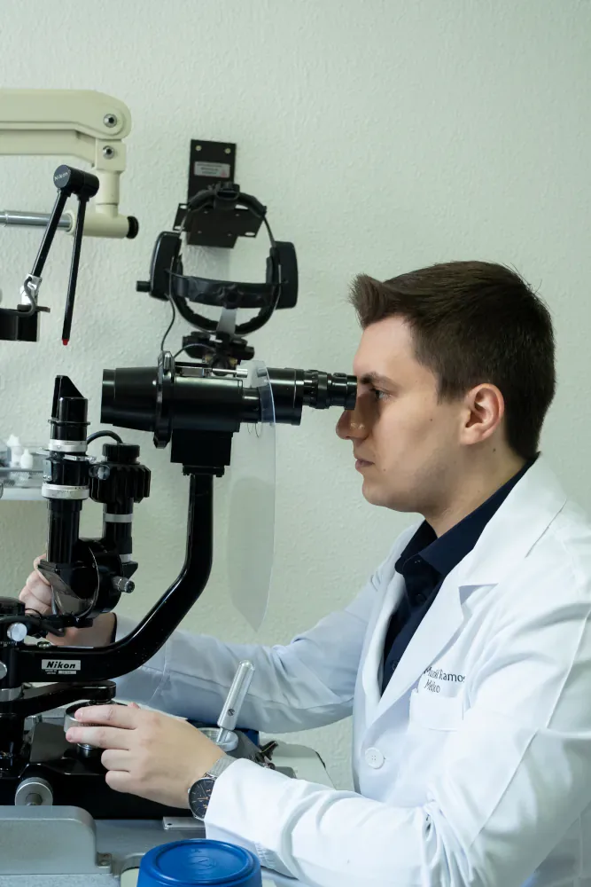Oftalmologista operando equipamento de avaliação do nervo óptico
