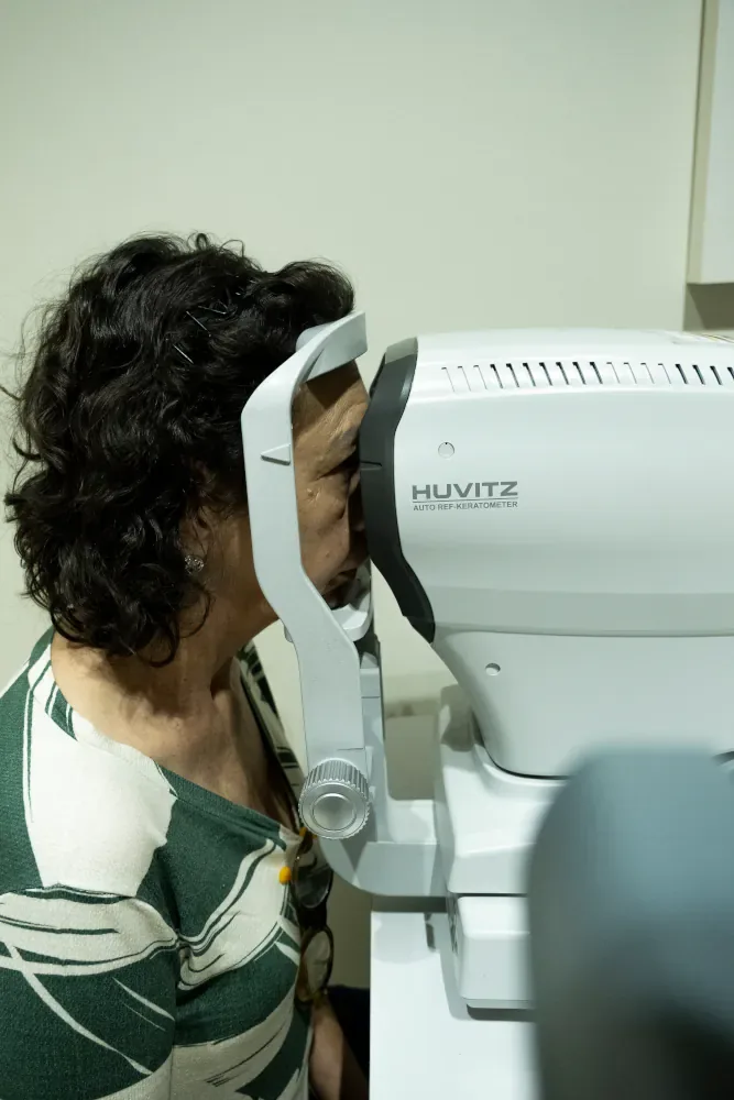 Paciente durante exame em equipamento oftalmológico da clínica